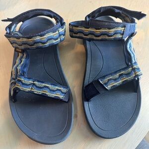 Boys sz 4 TEVAs Sandals